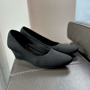 VIVAIA Almond -Toe Wedge (Tamia Wedge Pro)
Color: BLACK
Size: US10.5